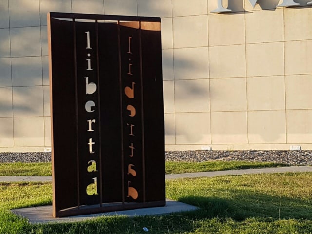 Libertad, 2014 (Liberté) Bronze perforé au jet d'eau Musée National des Beaux Arts de Neuquen, Argentine 200 x 120 cm ©Marie Orensanz