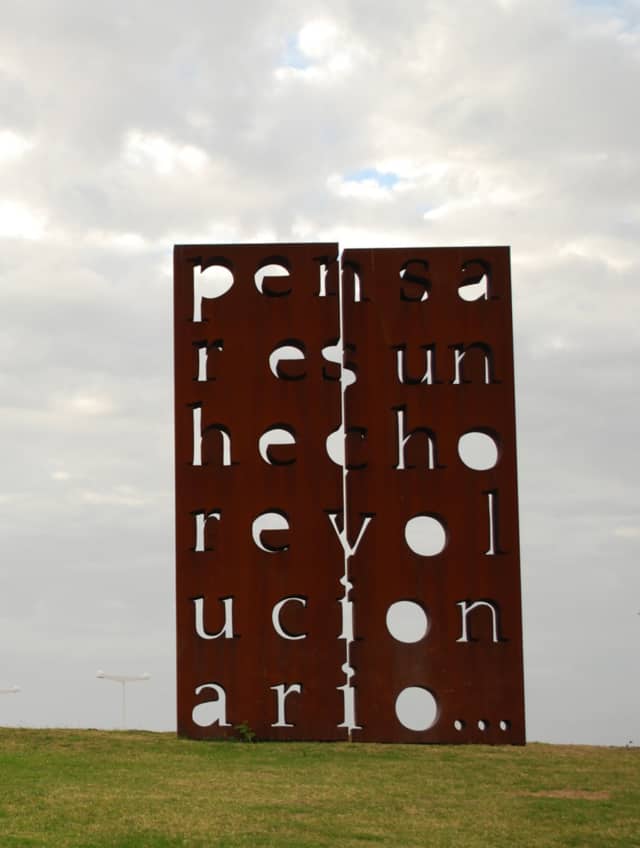 Pensar es un hecho revolucionario, 2009 (Penser est fait révolutionnaire) Bronze perforé au jet d'eau Buenos Aires, Argentine 600 x 400 x 40 cm ©Marie Orensanz