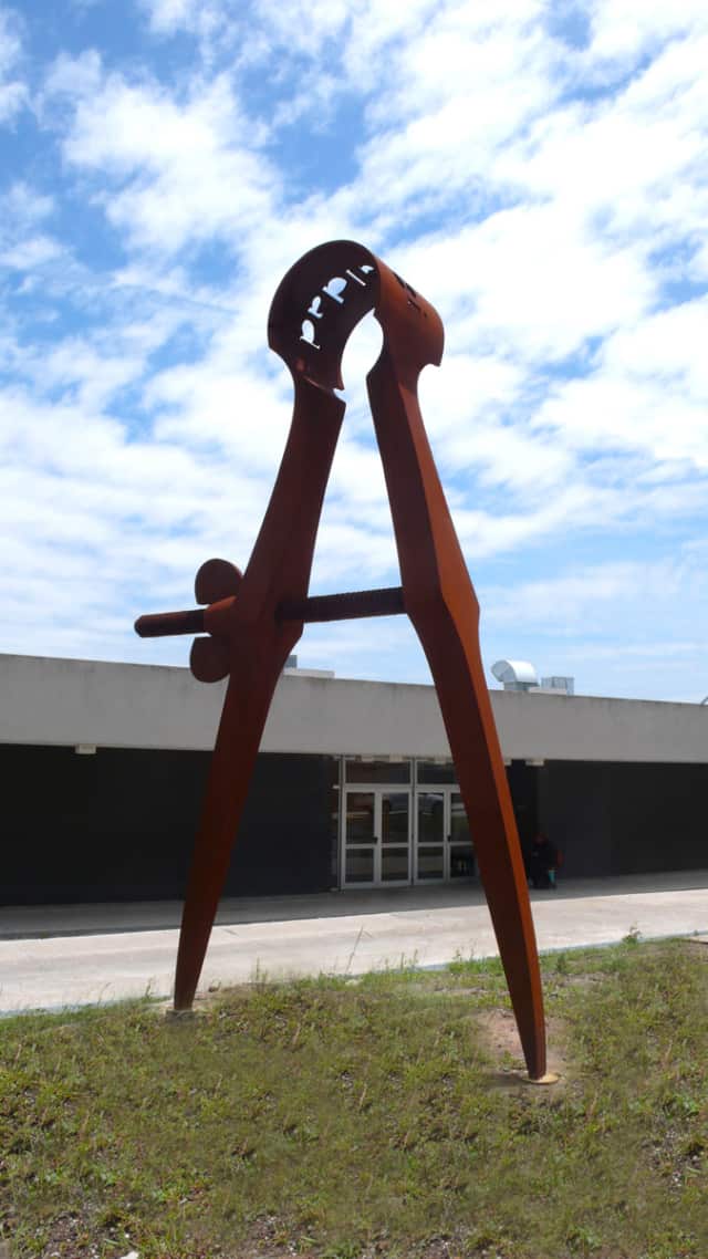 Igualdad, 2013 (Égalité) Bronze perforé au jet d'eau Buenos Aires, Argentine Hauteur : 500 cm ©Marie Orensanz