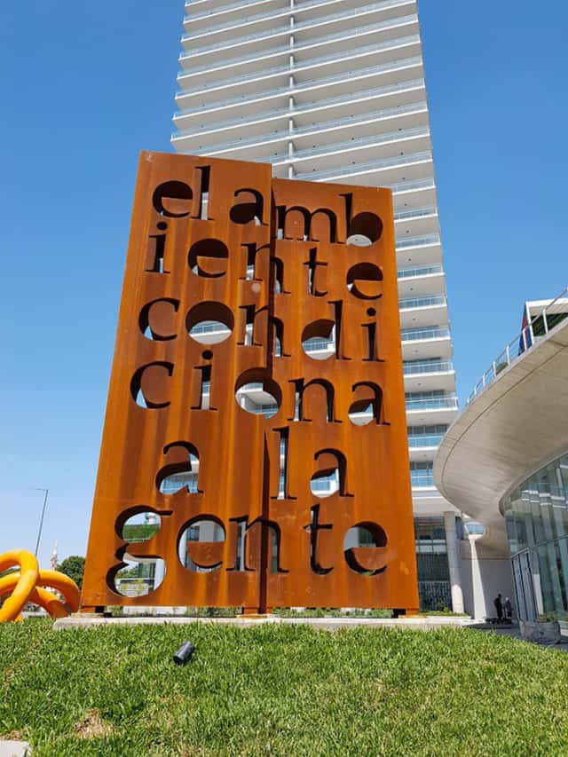 El ambiante condiciona a la gente, 2017 (L'ambience conditionne les gens) Bronze perforé au jet d'eau Buenos Aires, Argentine Hauteur : 500 cm ©Marie Orensanz