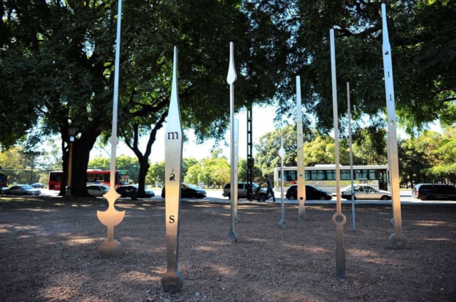 Mas alla del tiempo, 2017 (Au-delà du temps) Acier inoxidable perforé au jet d'eau Buenos Aires, Argentine Hauteur : Entre 150 et 400 cm ©Marie Orensanz