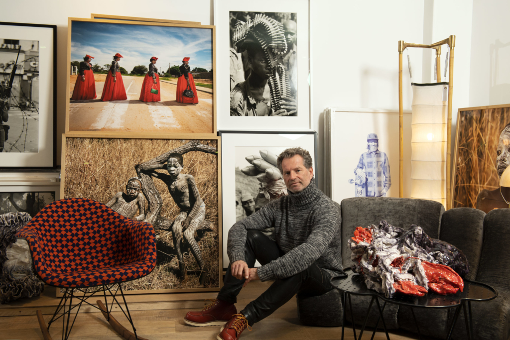 Olivier Castaing photographié par Stephan Gladieu dans le showroom de la galerie, décembre 2020 ©Stephan Gladieu