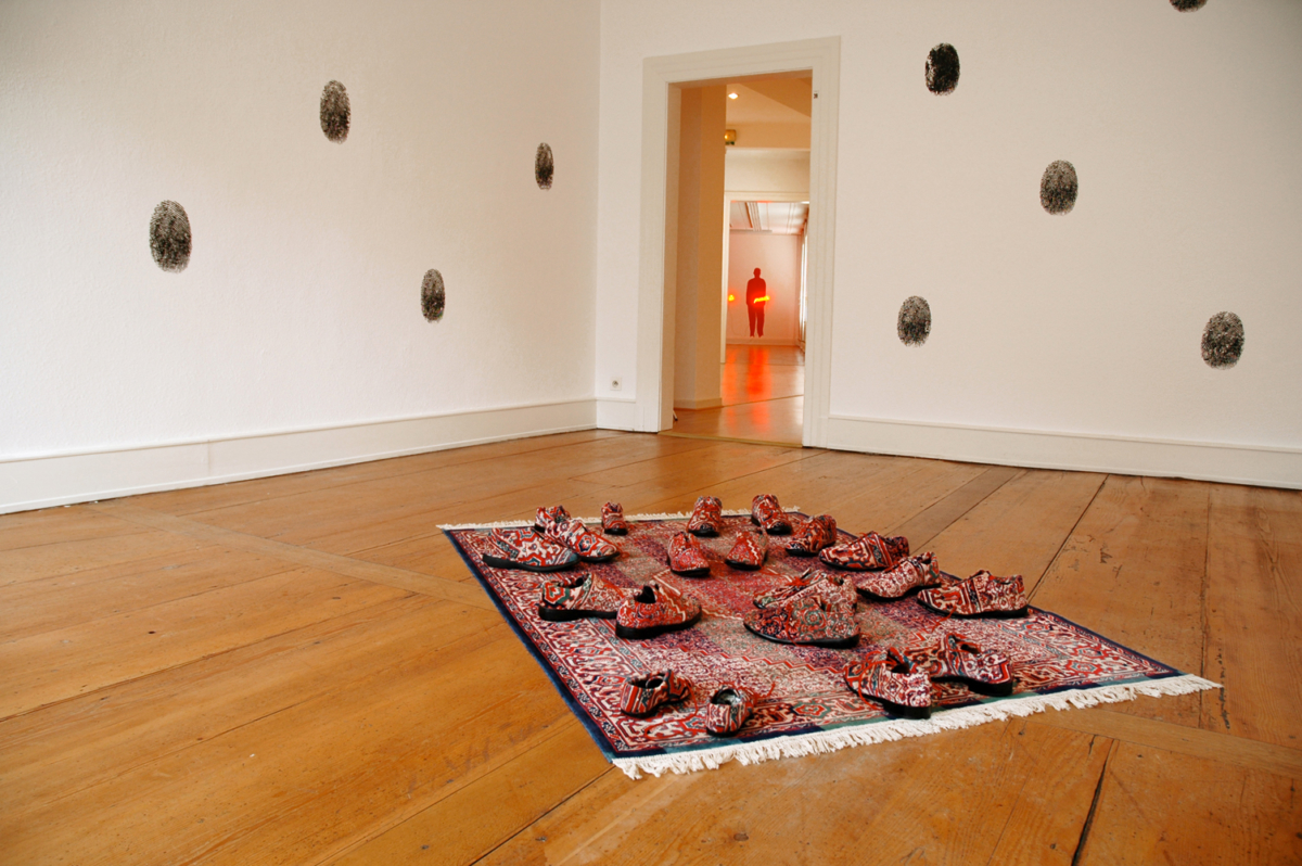 Caresser l'errance d'un pas oublié, 2005 Tapis, chaussures,200 x 135 cm ©Naji Kamouche