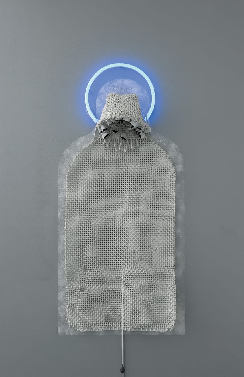 Entité / Identité, 2010 Câbles et prises électriques, néon, 201 x 131 cm ©Naji Kamouche