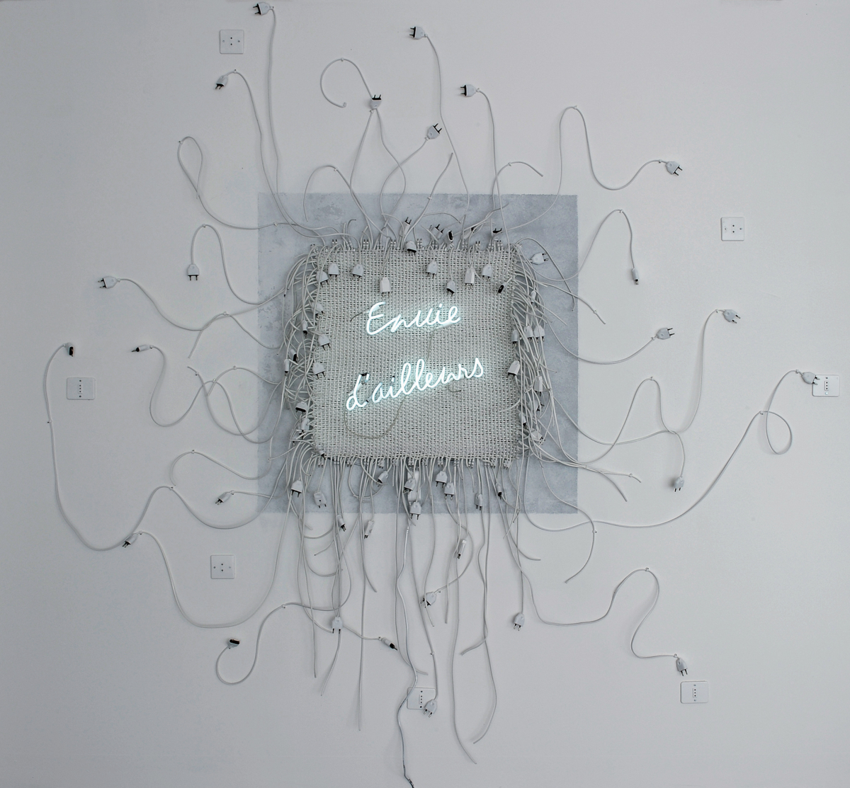 Envie d’ailleurs, 2010 Câbles et prises électriques, néon 260 x 253 cm ©Naji Kamouche