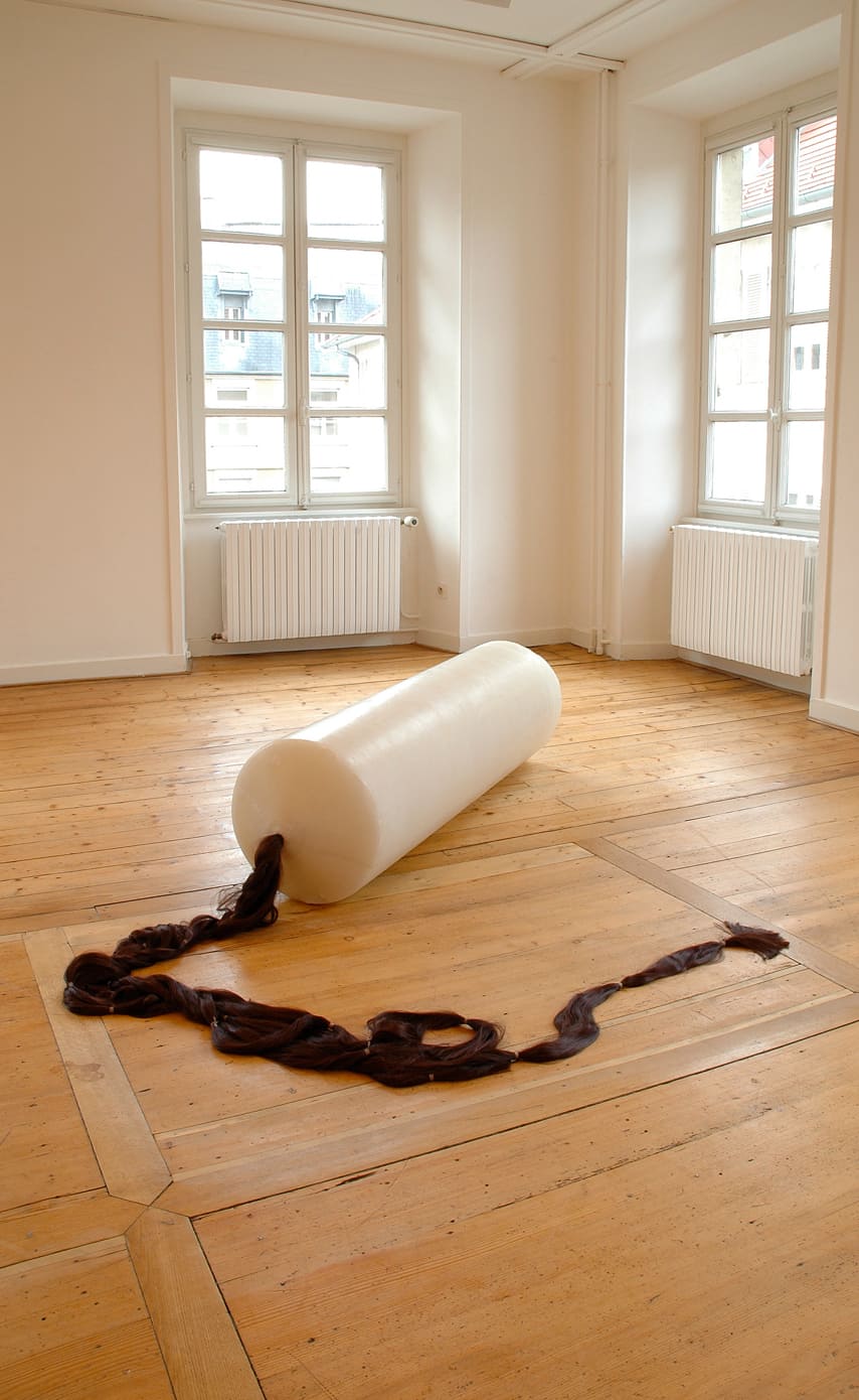 Et rame mes larmes sans armes, 2005 Bougie, mèche de cheveux, 170 x 60 cm ©Naji Kamouche