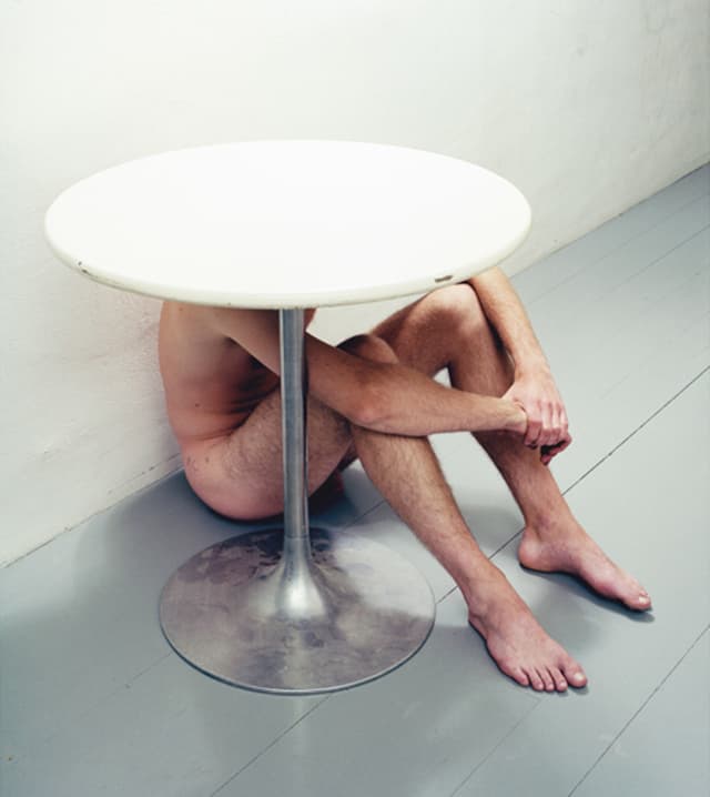 Untitled (Man under table), 2001 Photographie ©Susanna Hesselberg