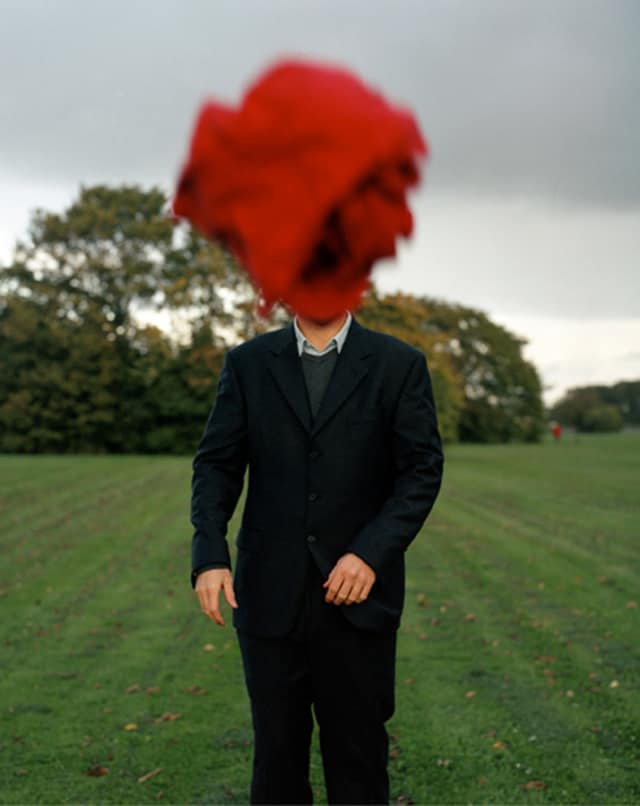 UntitledManwithred1999PhotographieSusannaHesselberg