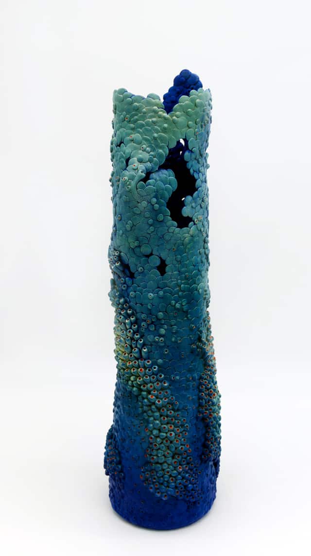 Le vase troué, 2018 Grès, 45 x 11 cm ©Muriel Persil