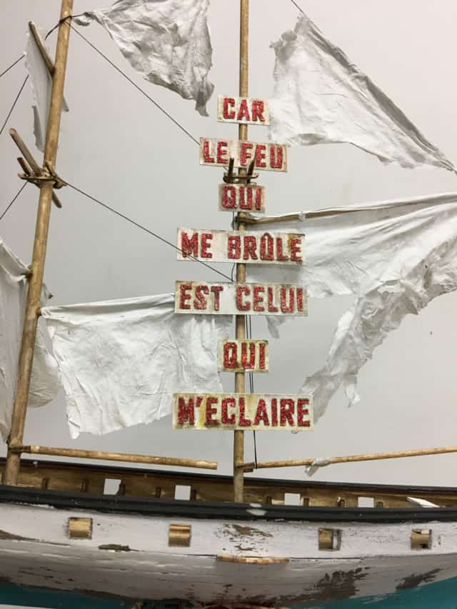 Car le feu qui me brûle est celui qui m'éclaire, (détail 2), 2022 sculpture technique mixte, 40x35x190 cm LF-2210 ©La Fratrie