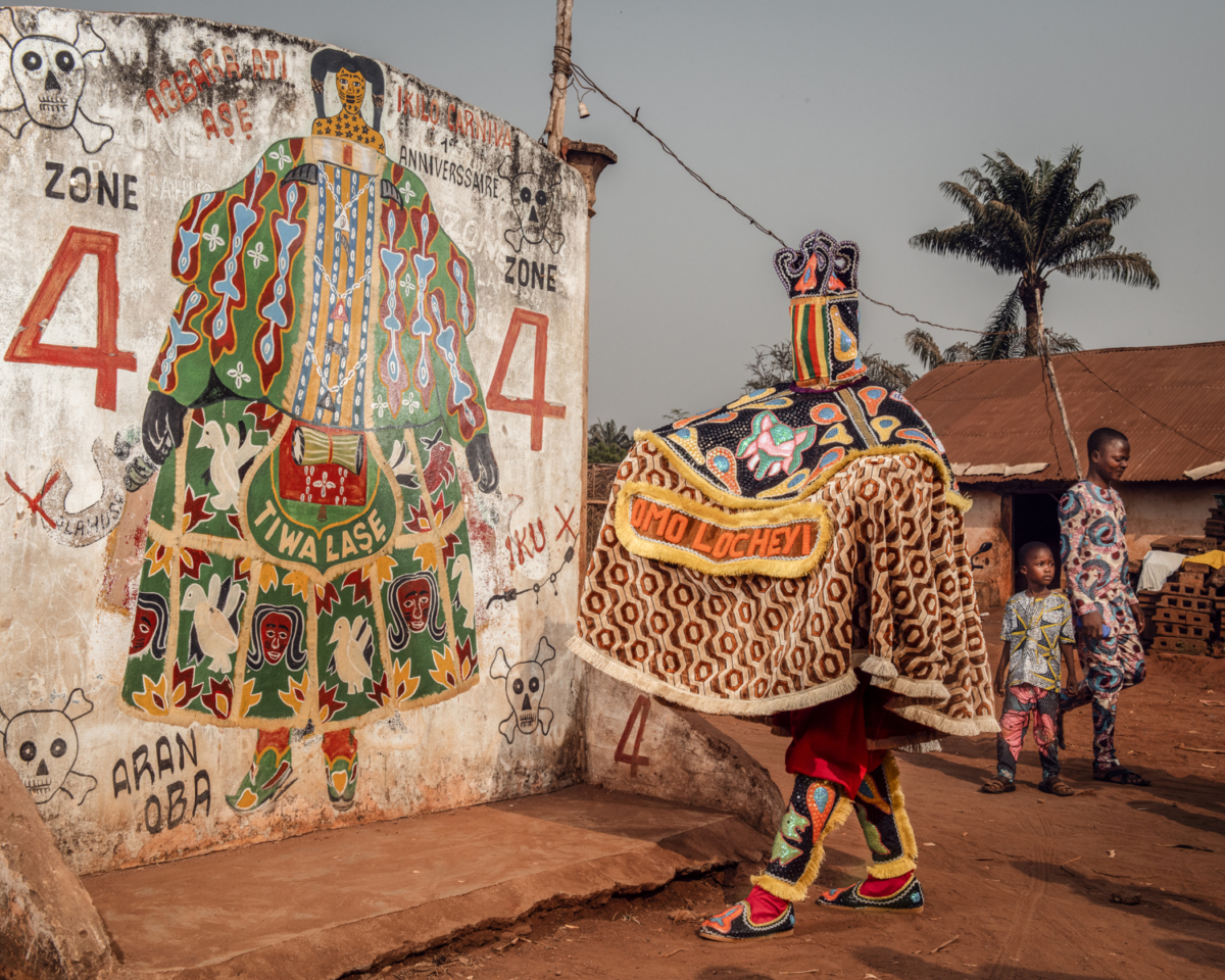 Egungun #19, Bénin, Real Portraitik #6, 2018-2020 Photographie fine art print sur Hahnemühle SG-EG19 ©Stephan Gladieu