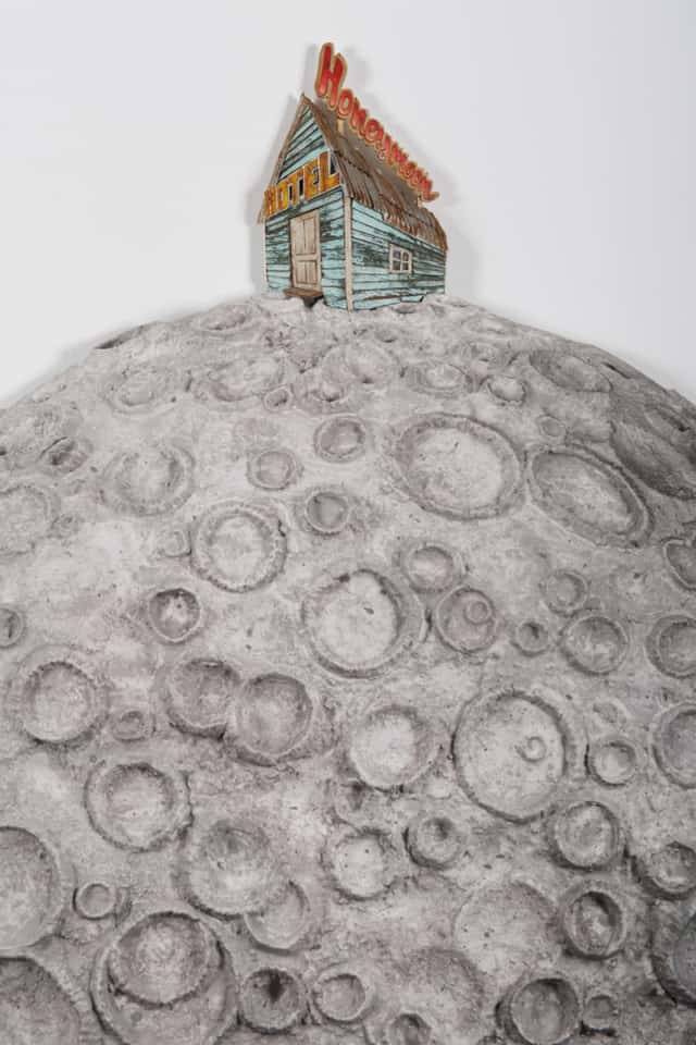 Motel honey moon, 2023 sculpture technique mixte, H92 x 90 x 10 cm (détail) LF-2306  ©La fratrie courtesy School Gallery / Olivier Castaing
