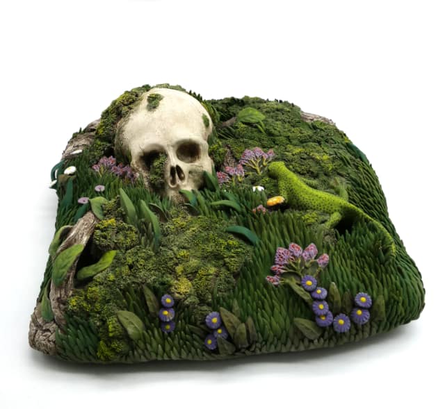 Crâne à la salamandre, 2022 sculpture céramique grès et engobes couleurs 35x34x16 cm MP-2221 ©Muriel Persil
