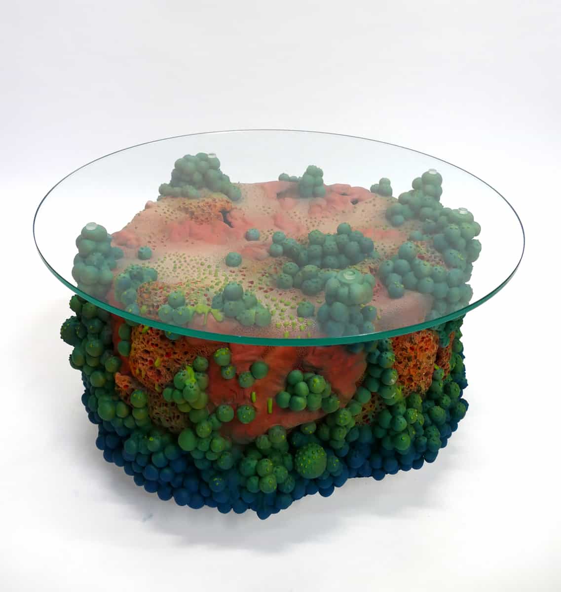 Spountz, 2023 sculpture céramique, piètement grès et engobes couleurs, plateau en verre (Dia. 80 cm) D.54 x H.25 cm MP-2218 ©Muriel Persil