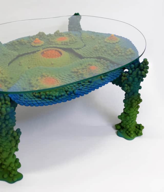 Frog, 2023 table basse (détail) sculpture céramique, grès et engobes couleurs 107x75 cm MP-2214  ©Muriel Persil