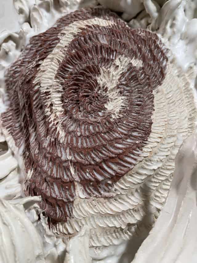 La cheminée glacée (détail), 2023, sculpture céramique, 214 x 50 x 150 cm BC-2231 ©Bachelot&Caron
