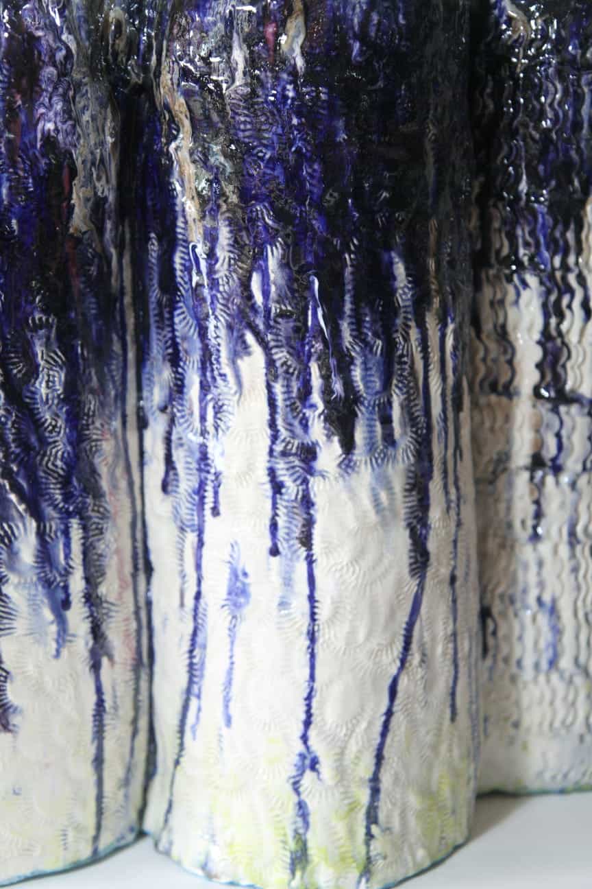 Stèle bleu outremer, 2022 (détail matière) culpture céramique H.46 x D.50 cm BC-2219 ©Bachelot&Caron