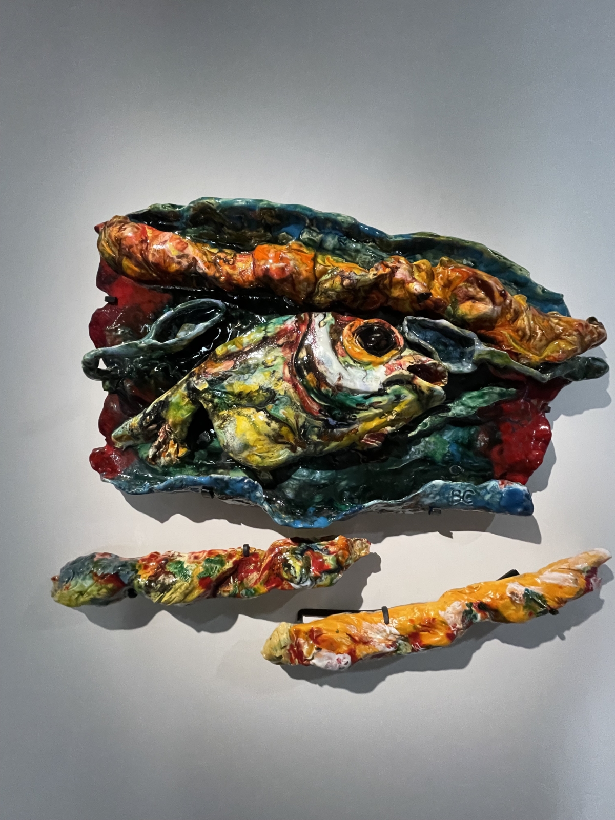 Baguette et poisson, 2023 sculpture céramique, terre cuite émaillée 55 x 36 x 10 cm BC-2330 ©Bachelot&Caron