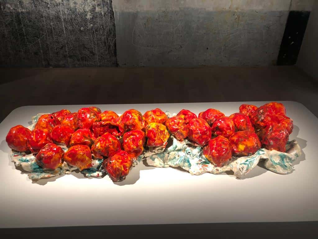 Oranges sanguines, 2023 sculpture céramique, terre cuite émaillée 20 x 100 x 40 cm BC-2329 ©Bachelot&Caron