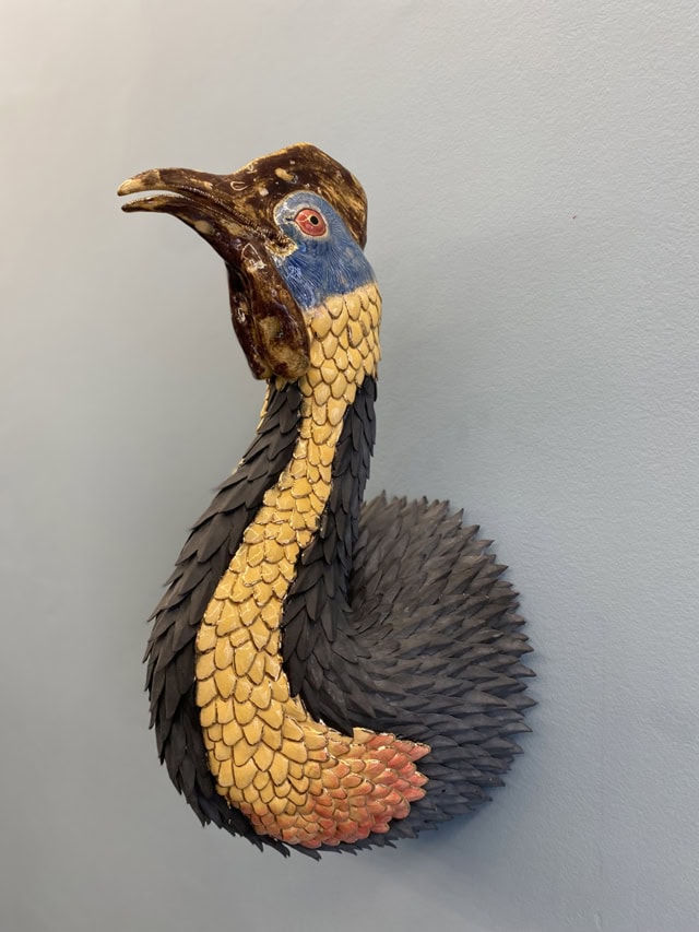 Casoar stripes, 2023 sculpture faïence émaillée 22 x 53 x 23 cm  OT-2304 ©Onno Theelen