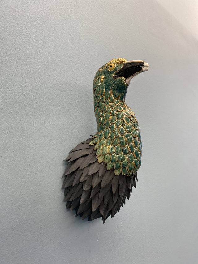 Mon habit vert, 2023 sculpture faïence émaillée 14 x 25 x 11 cm  OT-2302 ©Onno Theelen