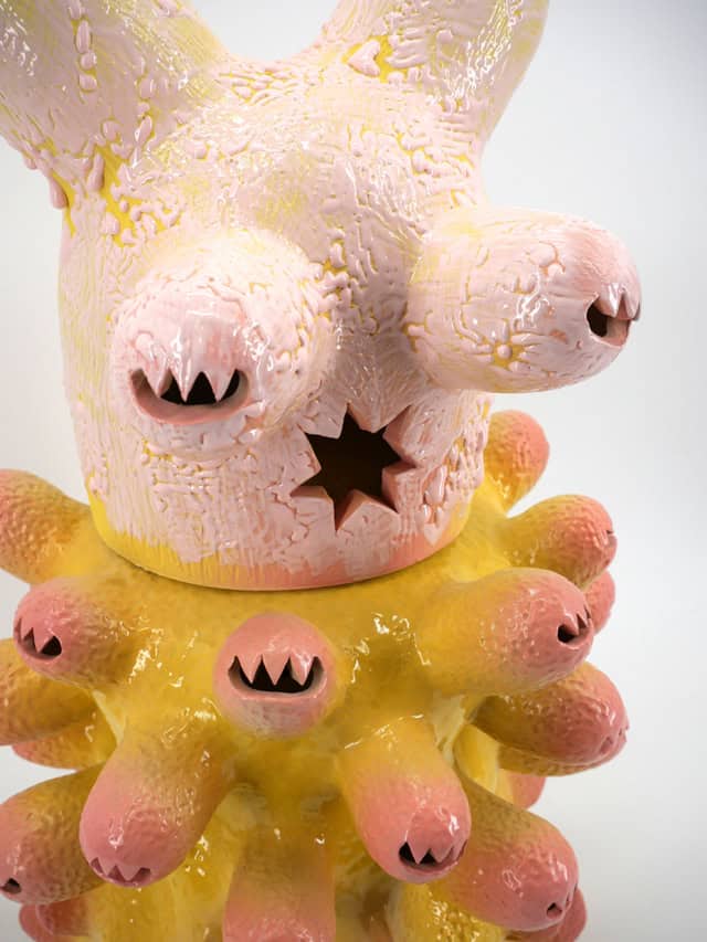 Bad Karma Bunny (détail), 2024 sculpture grès, engobes et émaux 55 x 32 cm KT-2404  ©Kartini ThomasBad Karma Bunny (détail), 2024 sculpture grès, engobes et émaux 55 x 32 cm KT-2404  ©Kartini Thomas web