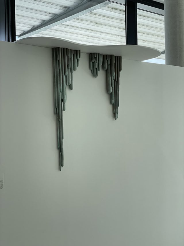 Installation, 2023 sculptures céramique, grès extrudé émaux dimensions variables ©Safia Hijos