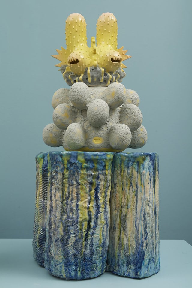 Bunny Bubbles, 2024 sculpture grès, porcelaine, engobes et émaux 34 x 48 cm KT-2401 ©Kartini Thomas stèle ©Bachelot&Caron web