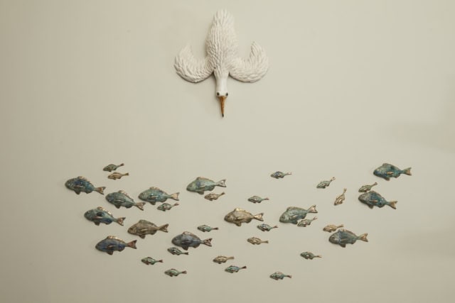 Les ptit's poissons, 2023 installation 35 pièces sculpture faïence émaillée 170 x 150 cm OT-2412 ©Onno Theelen web