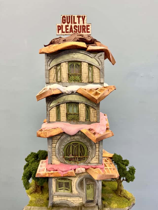 gulty pleasure, 2024 sculpture technique mixte sur socle sculpté 40x35x160 cm LF-2401  ©La Fratrie 