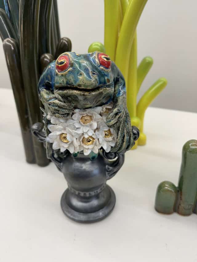 Mentalo ... grenouille en fleur, 2024 sculpture faïence émaillée, 16x13x23 cm OT-2422 ©Onno Theelen 