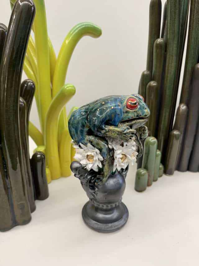 Mentalo ... grenouille en fleur, 2024 sculpture faïence émaillée, 16x13x23 cm OT-2422 ©Onno Theelen 