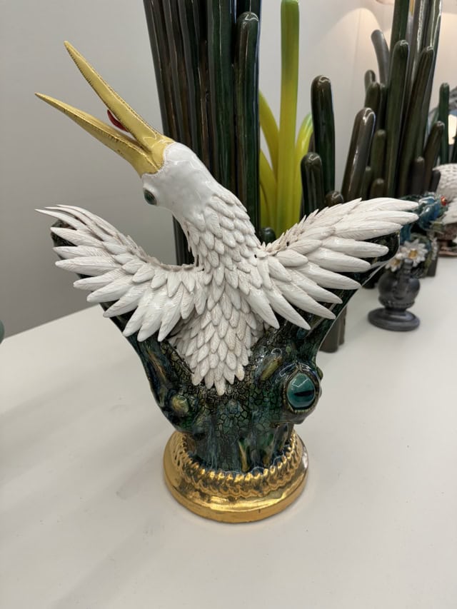 Tête à plumes, 2024 sculpture faïence émaillée, 30x16x38,5 cm OT-2423 ©Onno Theelen 