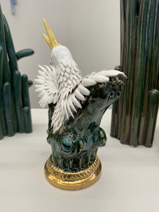 Tête à plumes, 2024 sculpture faïence émaillée, 30x16x38,5 cm OT-2423 ©Onno Theelen 