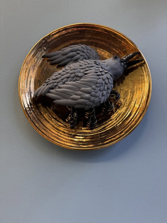 Pica sieste, 2024 sculpture faïence émaillée L30xP16xH38,5 cm OT-2424 ©Onno Theelen 