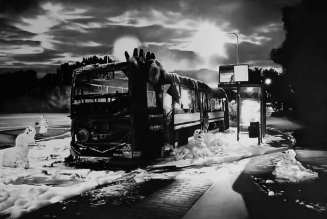 On ne se baigne pas dans la neige, 2022 dessin pierre noire et graphite sur papier 80 x 54 cm RT1015 ©Raphaël Tachdjian