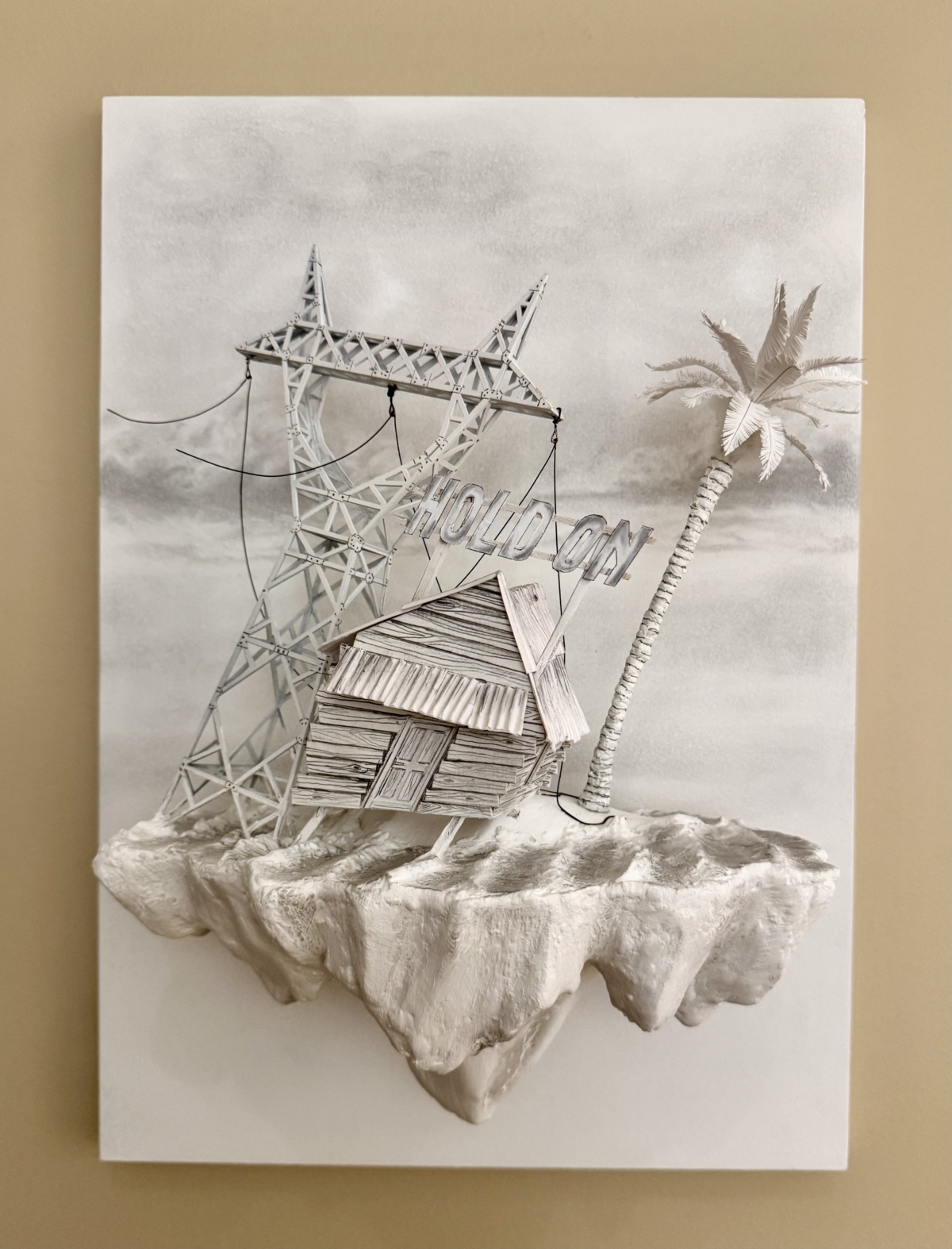 Hold on, 2025, sculpture technique mixte sous capot plexiglas, 36,8x21x51,8 cm LF-2503 ©La Fratrie