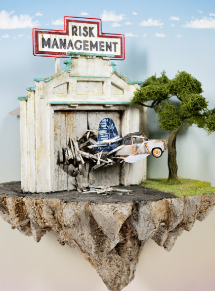 Riskmanagement2024sculpturetechniquemixtesouscapotplexiglas368x21x518cmLF-2409LaFratrie
