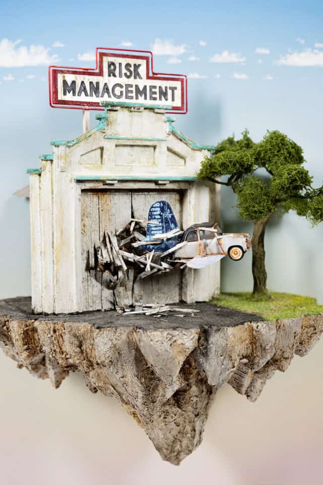 Risk management, 2024 sculpture technique mixte sous capot plexiglas, 36,8x21x51,8 cm LF-2409 ©La Fratrie 