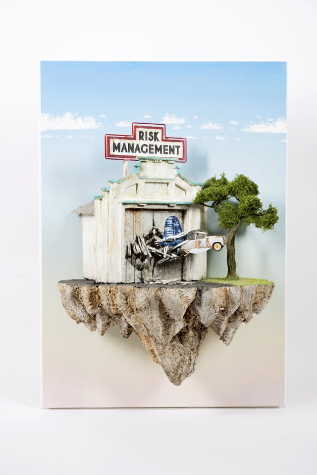 Risk management, 2024 sculpture technique mixte sous capot plexiglas, 36,8x21x51,8 cm LF-2409 ©La Fratrie 