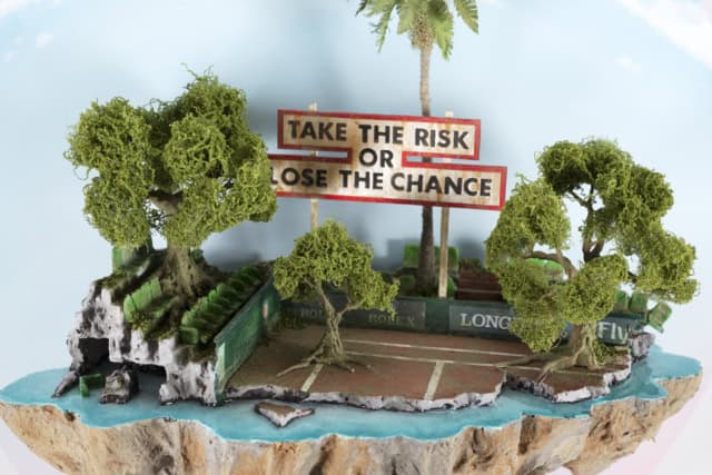 Taketheriskorloosethechance2024sculpturetechniquemixtesouscapotplexiglasDia50cmLF-2424LaFratrie