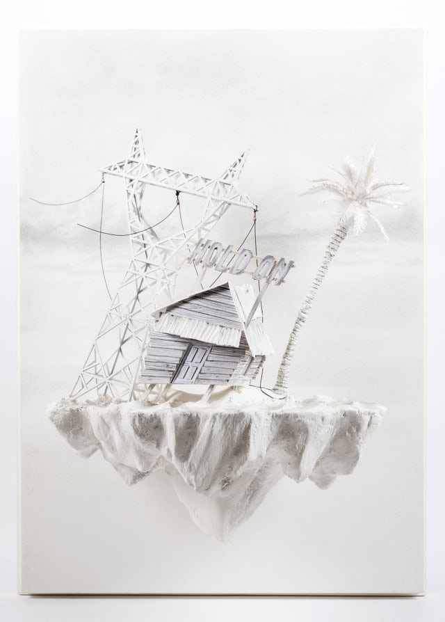 Hold on, 2025 sculpture technique mixte sous capot plexiglas, 36,8x21x51,8 cm LF-2503 ©La Fratrie