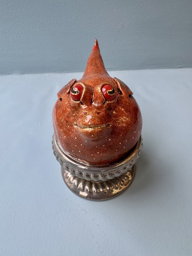 Baby poisson lune, 2025 sculpture faïence émaillée 18x10x15 cm OT-2526 ©Onno Theelen 