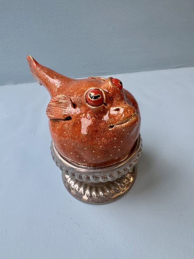 Baby poisson lune, 2025 sculpture faïence émaillée 18x10x15 cm OT-2526 ©Onno Theelen 