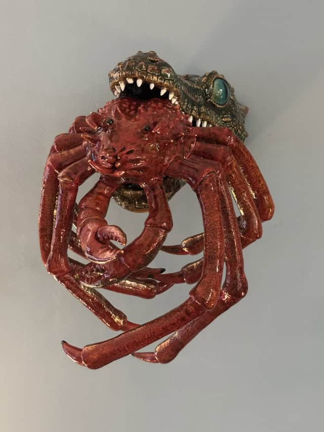 Crocodile and crab, 2025 sculpture céramique, 40x35x30 cm OT-2514 ©Onno Theelen 