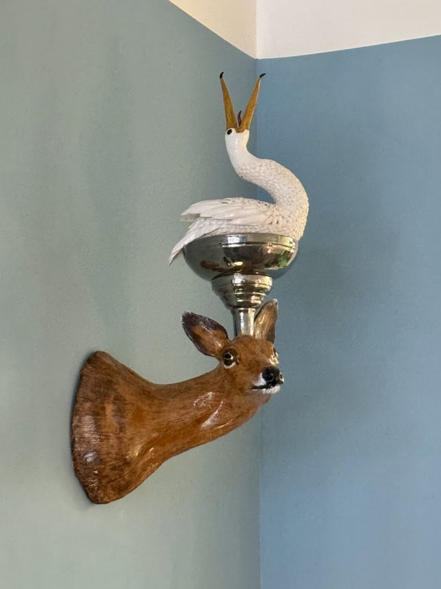 Daim couronné, 2025 sculpture faïence émaillée 25x35x75 cm ©Onno theelen OT-2532 PH1 web