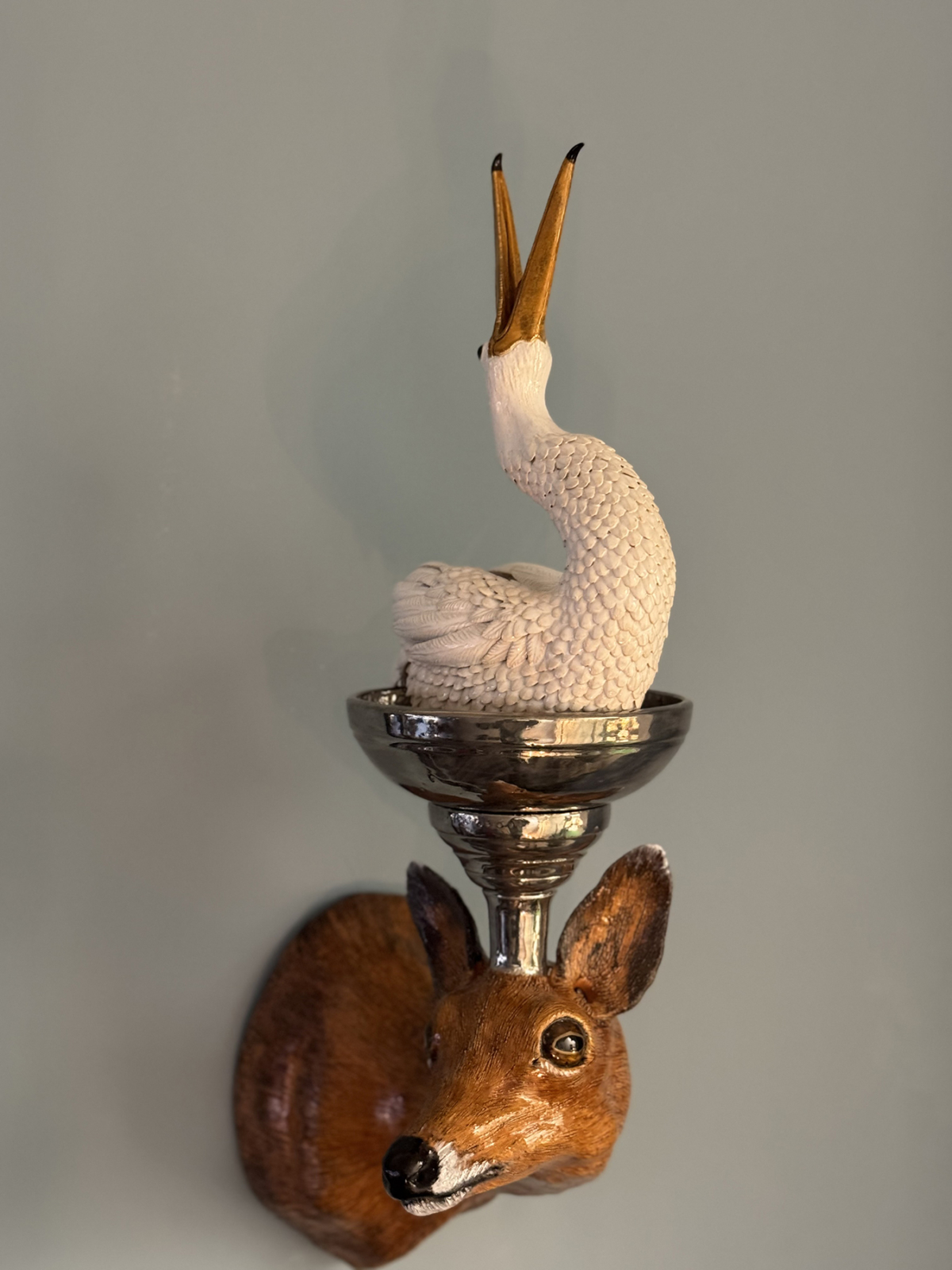 Daim couronné, 2025 sculpture faïence émaillée 25x35x75 cm OT-2532 ©Onno Theelen 