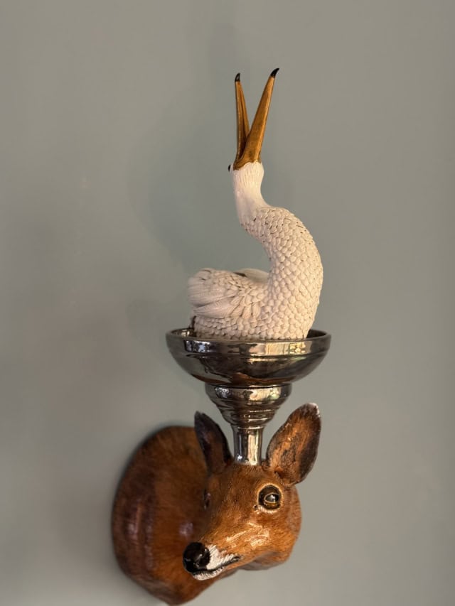 Daim couronné, 2025 sculpture faïence émaillée 25x35x75 cm OT-2532 ©Onno Theelen 