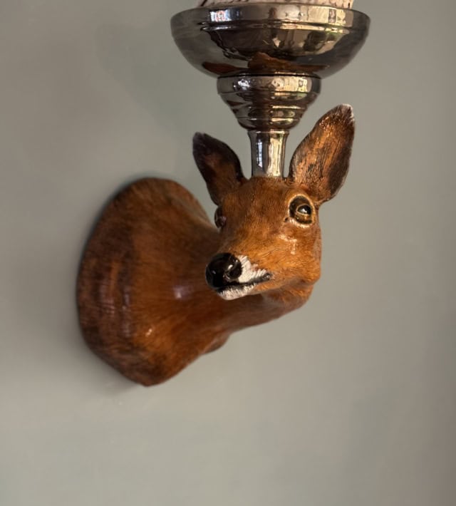 Daim couronné, 2025 sculpture faïence émaillée 25x35x75 cm OT-2532 ©Onno Theelen 