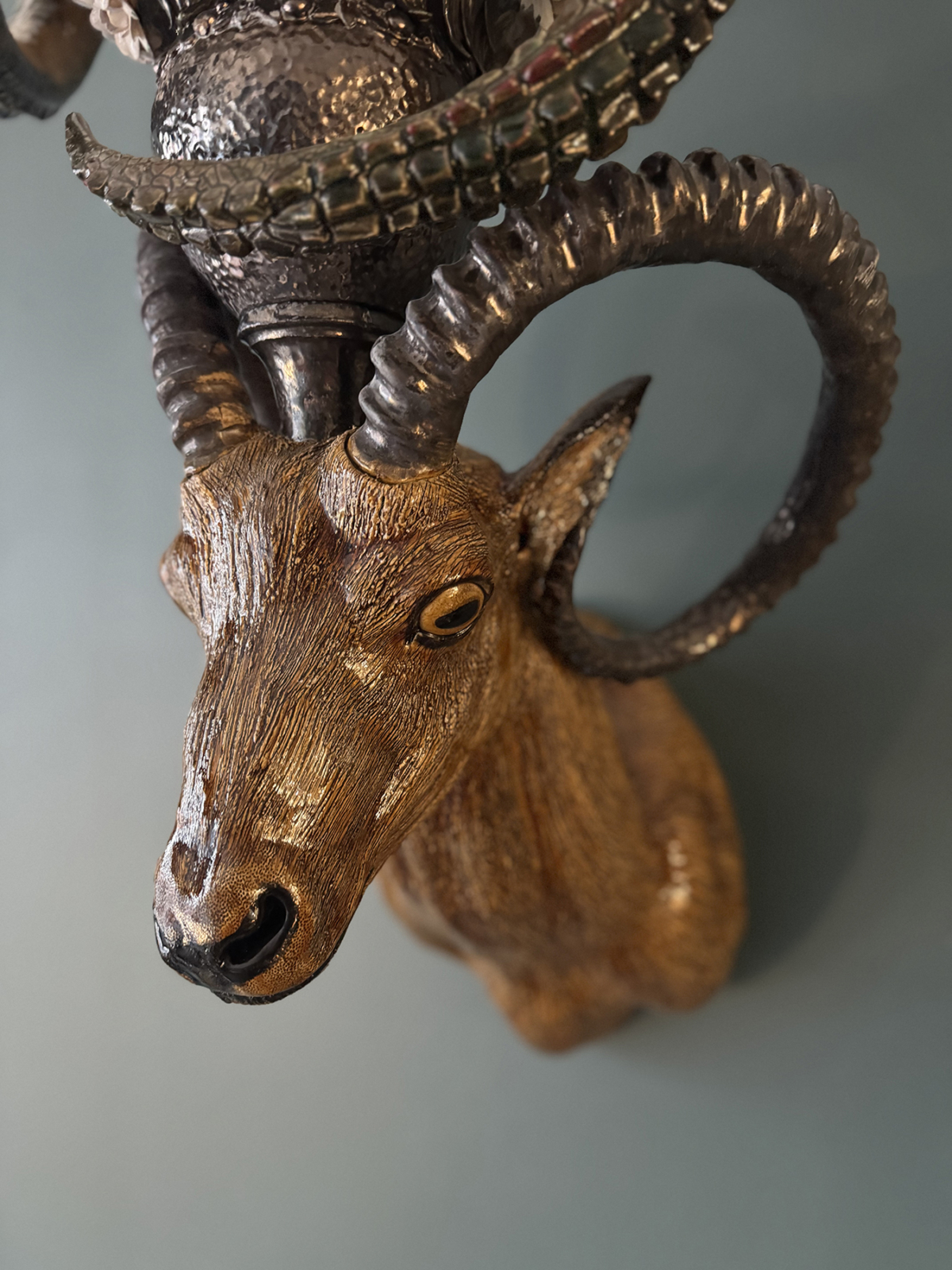 Figure de style, 2025 sculpture faïence émaillée 50x46x93 cm OT-2525 ©Onno Theelen 